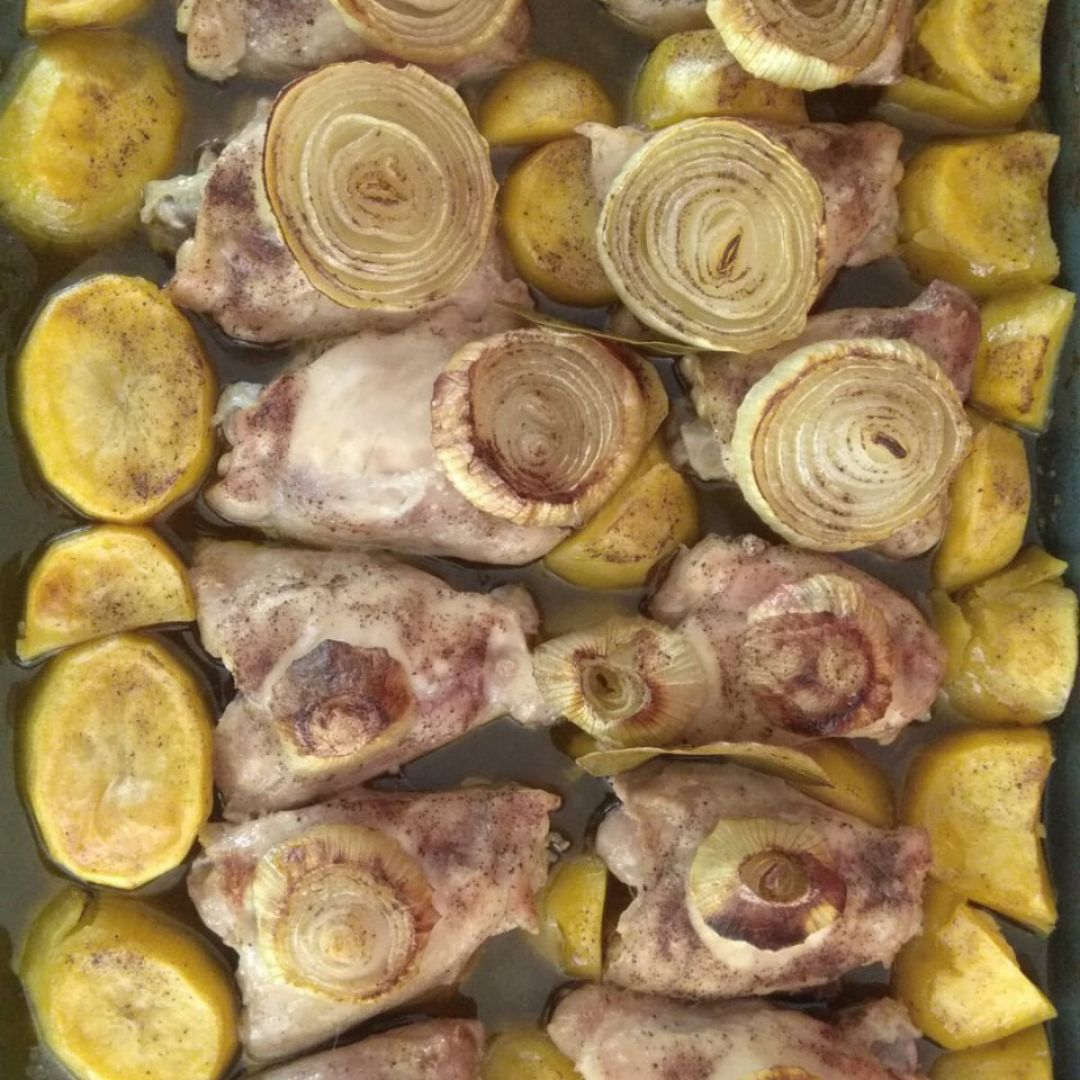 Contramuslos de pollo con patatas y cebollas Contramuslos de pollo con patatas y cebollas