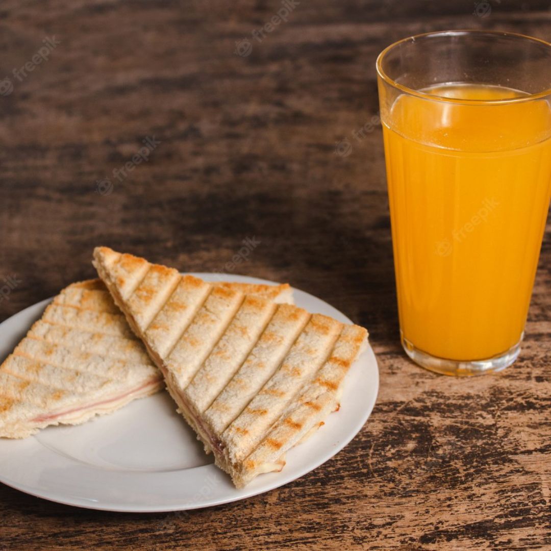 Sandwich de queso, jugo de naranja e infusión Sandwich de queso, jugo de naranja e infusión