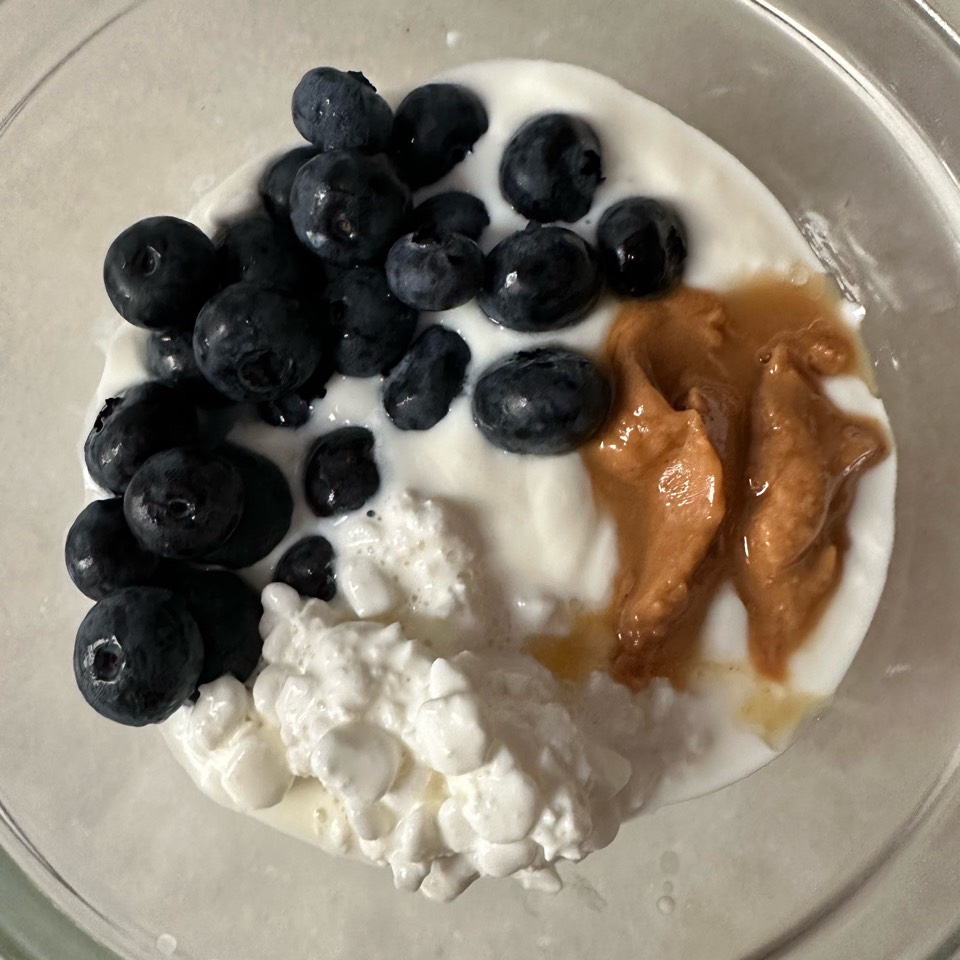 Kéfir con arándanos, queso cottage y crema de cacahuete Kéfir con arándanos, queso cottage y crema de cacahuete