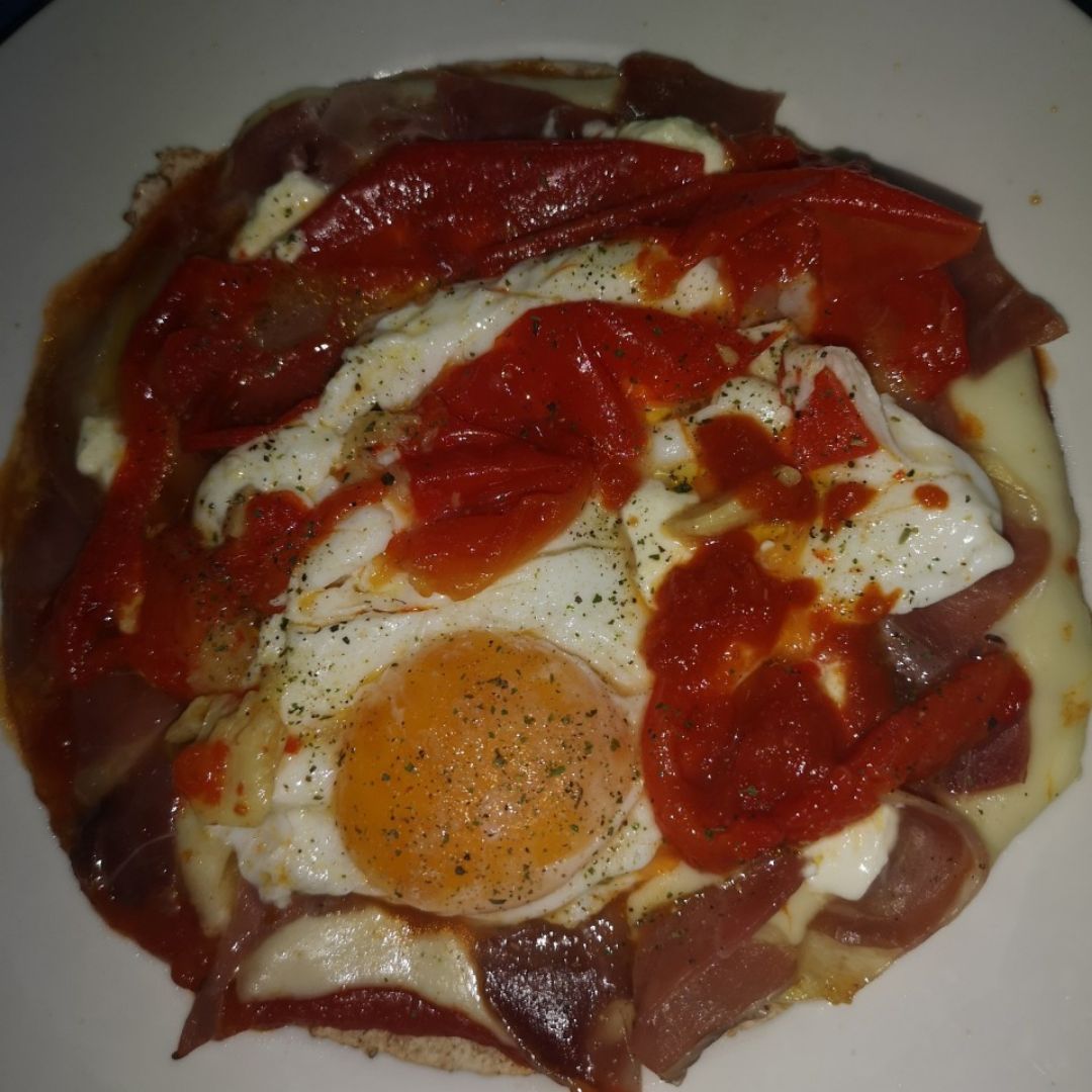 Torti pizza con huevo frito al agua Torti pizza con huevo frito al agua