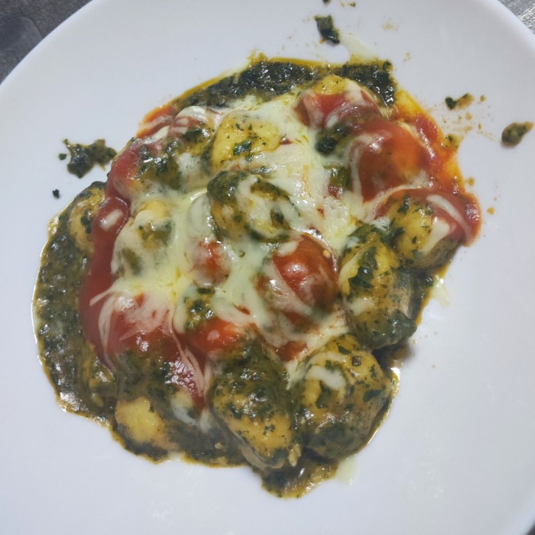 Ñoquis son salsa de espinacas, hamburguesa de pollo y espinacas