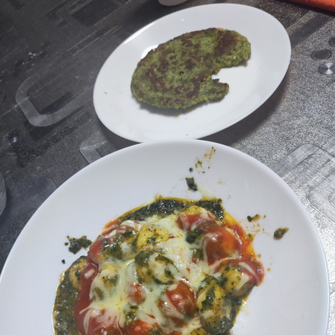 Ñoquis son salsa de espinacas, hamburguesa de pollo y espinacas