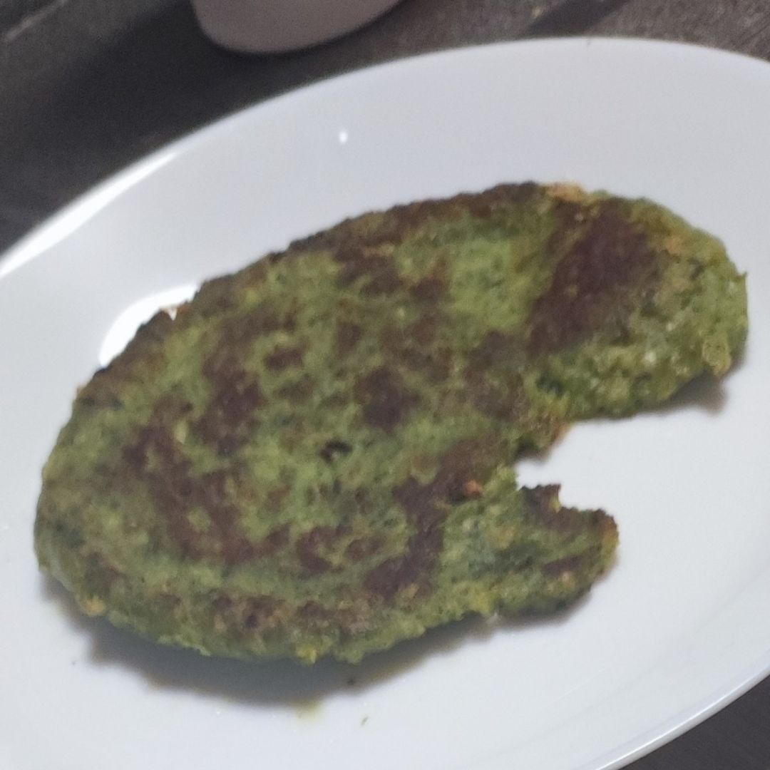 Ñoquis son salsa de espinacas, hamburguesa de pollo y espinacas