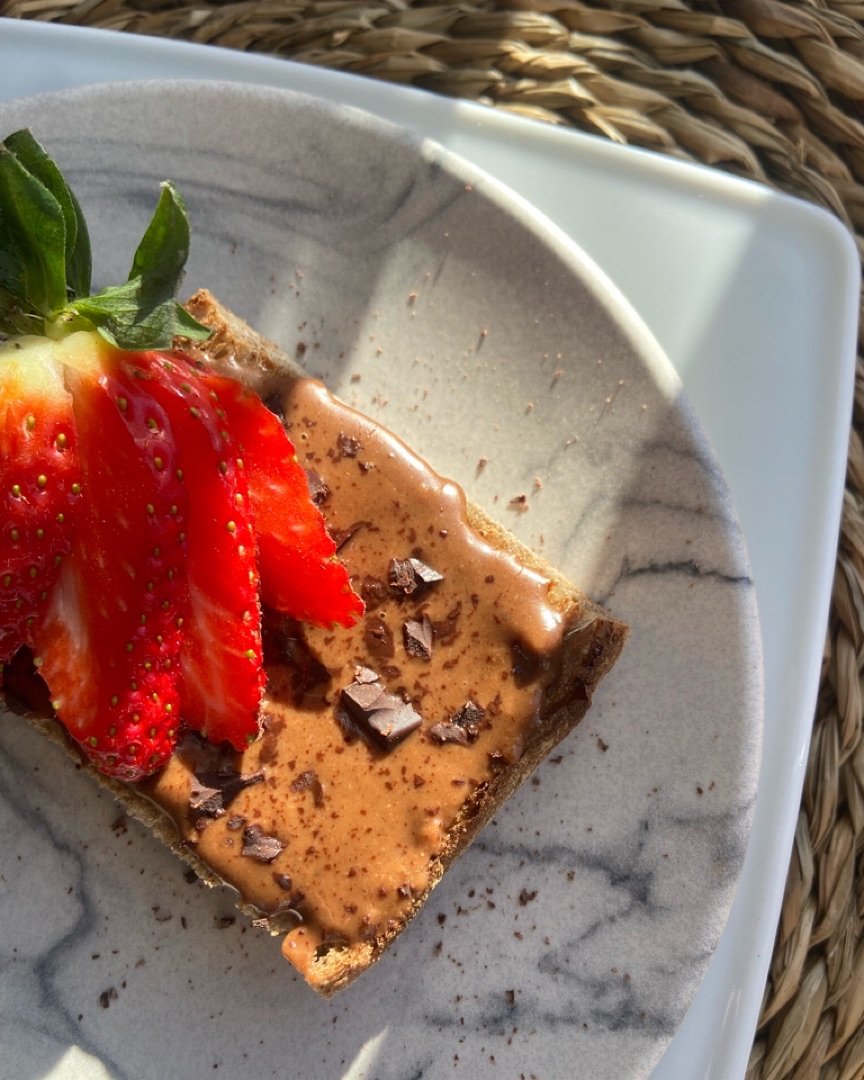 Tostada de crema de cacao + fresa ✨