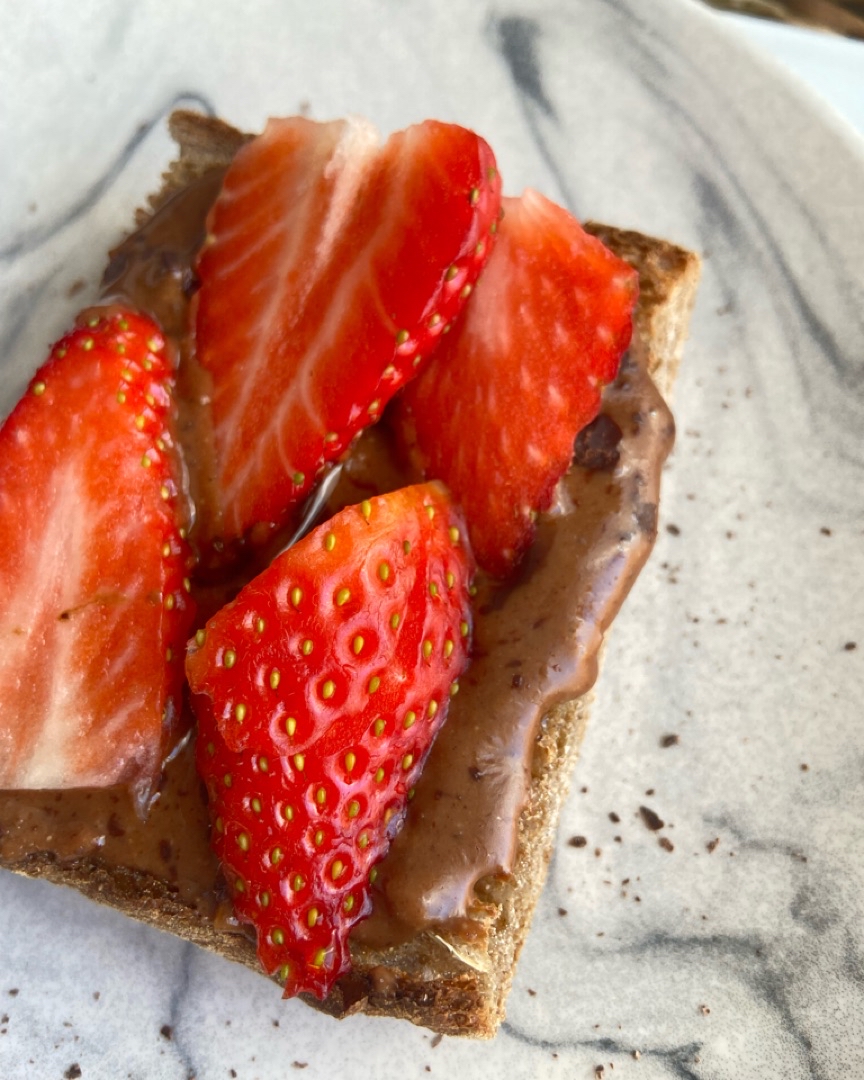 Tostada de crema de cacao + fresa ✨ Paso 3