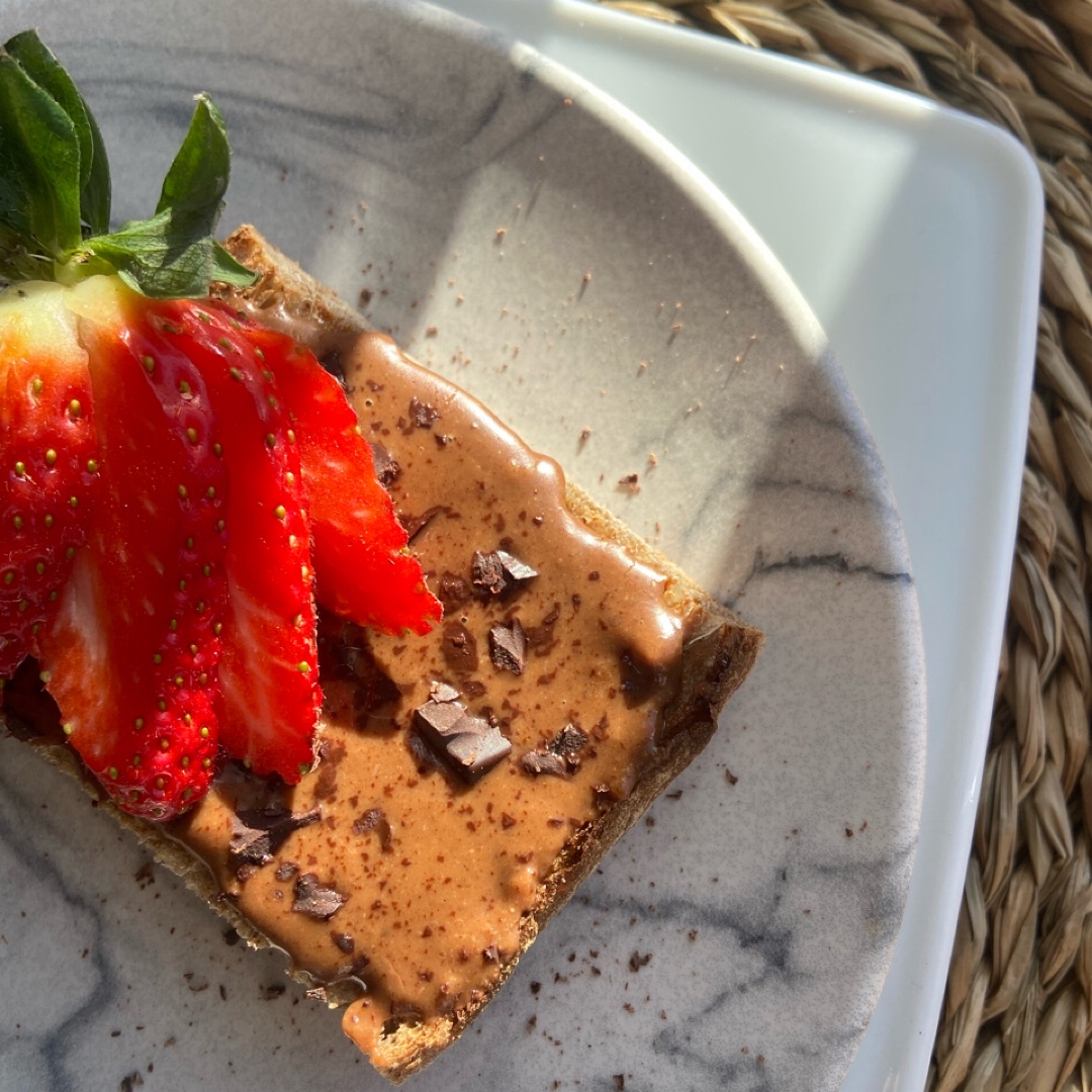 Tostada de crema de cacao + fresa ✨ Paso 4
