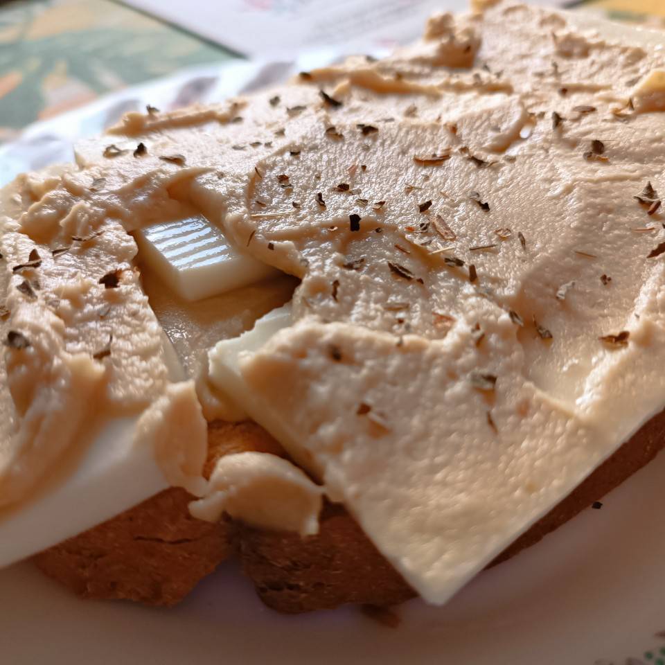 Tostada con queso fresco y hummus