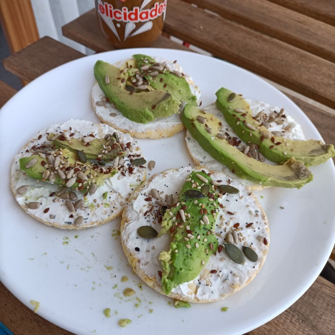 Tortitas de maíz con aguacate y queso crema Tortitas de maíz con aguacate y queso crema