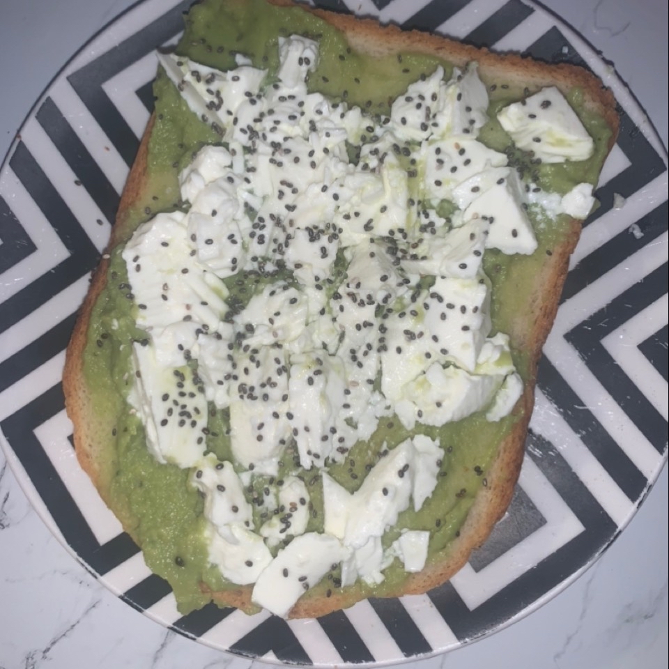 Tostada de guacamole con queso fresco y semillas de chia 🥖🍞 Tostada de guacamole con queso fresco y semillas de chia 🥖🍞