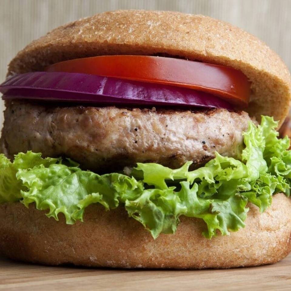 Hamburguesa de pollo con pan integral Hamburguesa de pollo con pan integral