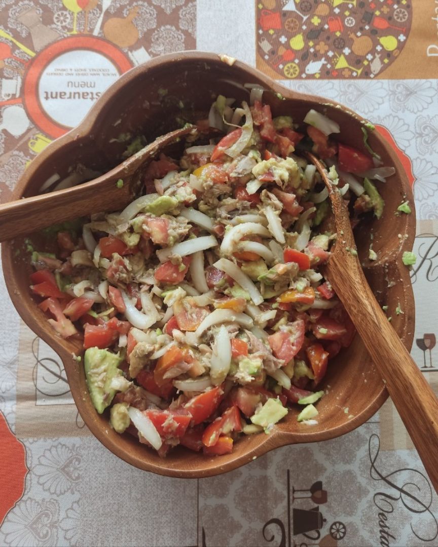 Ensalada de tomate, aguacate y caballa.