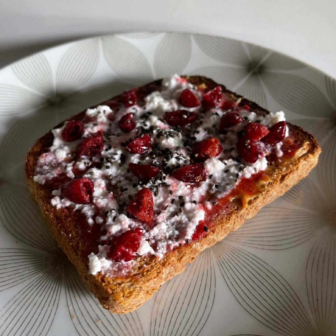 Tostada integral con mermelada de fresa y requesón. Tostada integral con mermelada de fresa y requesón.