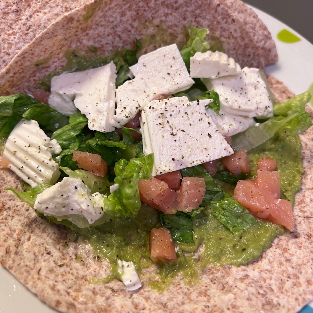 Fajita de salmón con guacamole y queso fresco Fajita de salmón con guacamole y queso fresco