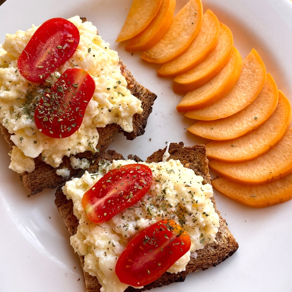 Tostadas de huevos revueltos + melocotón Tostadas de huevos revueltos + melocotón