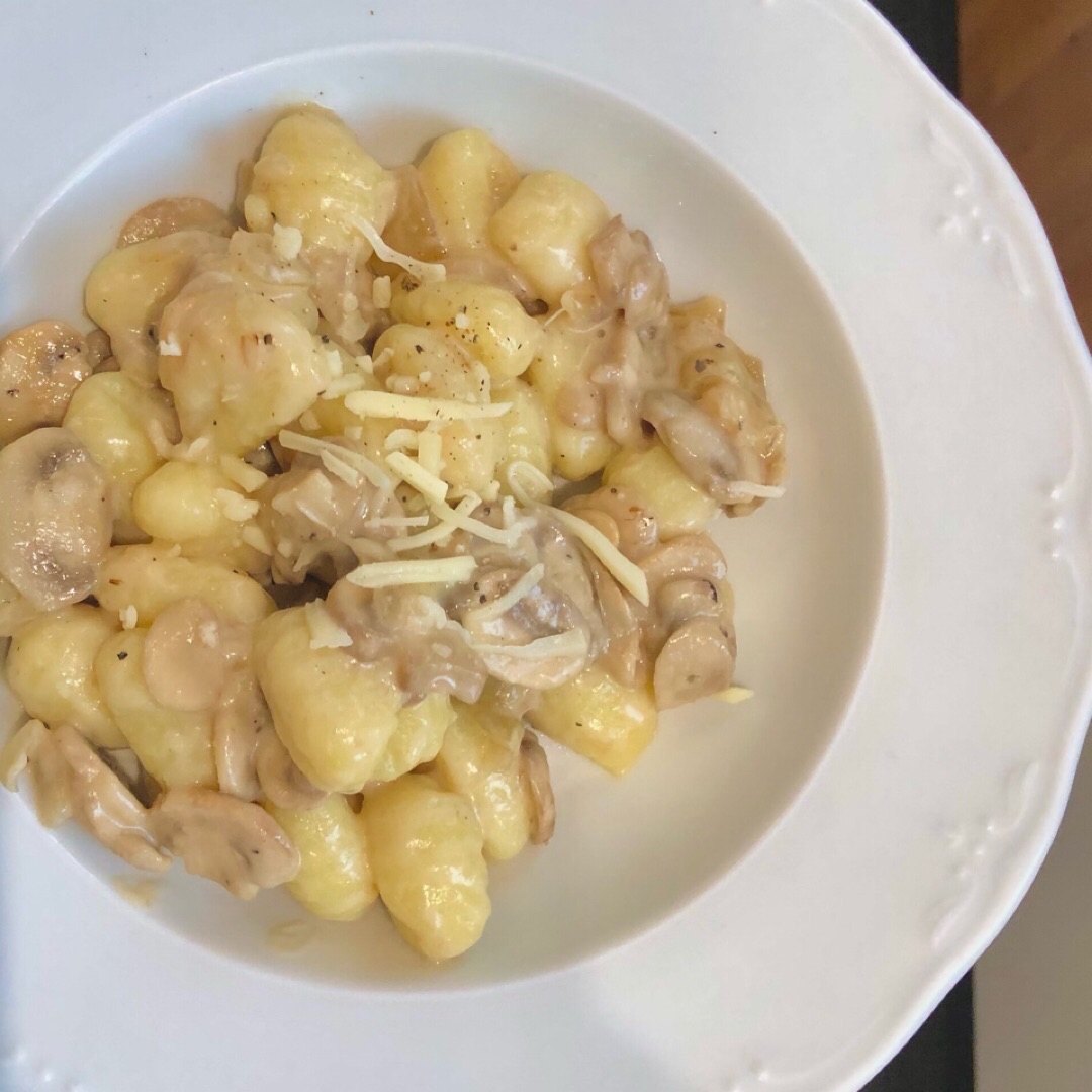 Gnocchis con salsa de champiñones Gnocchis con salsa de champiñones