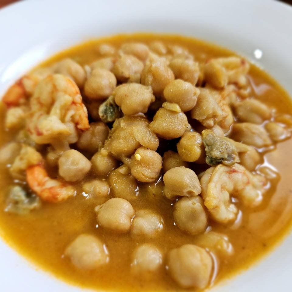 Garbanzos alegres con mariscos. Garbanzos alegres con mariscos.
