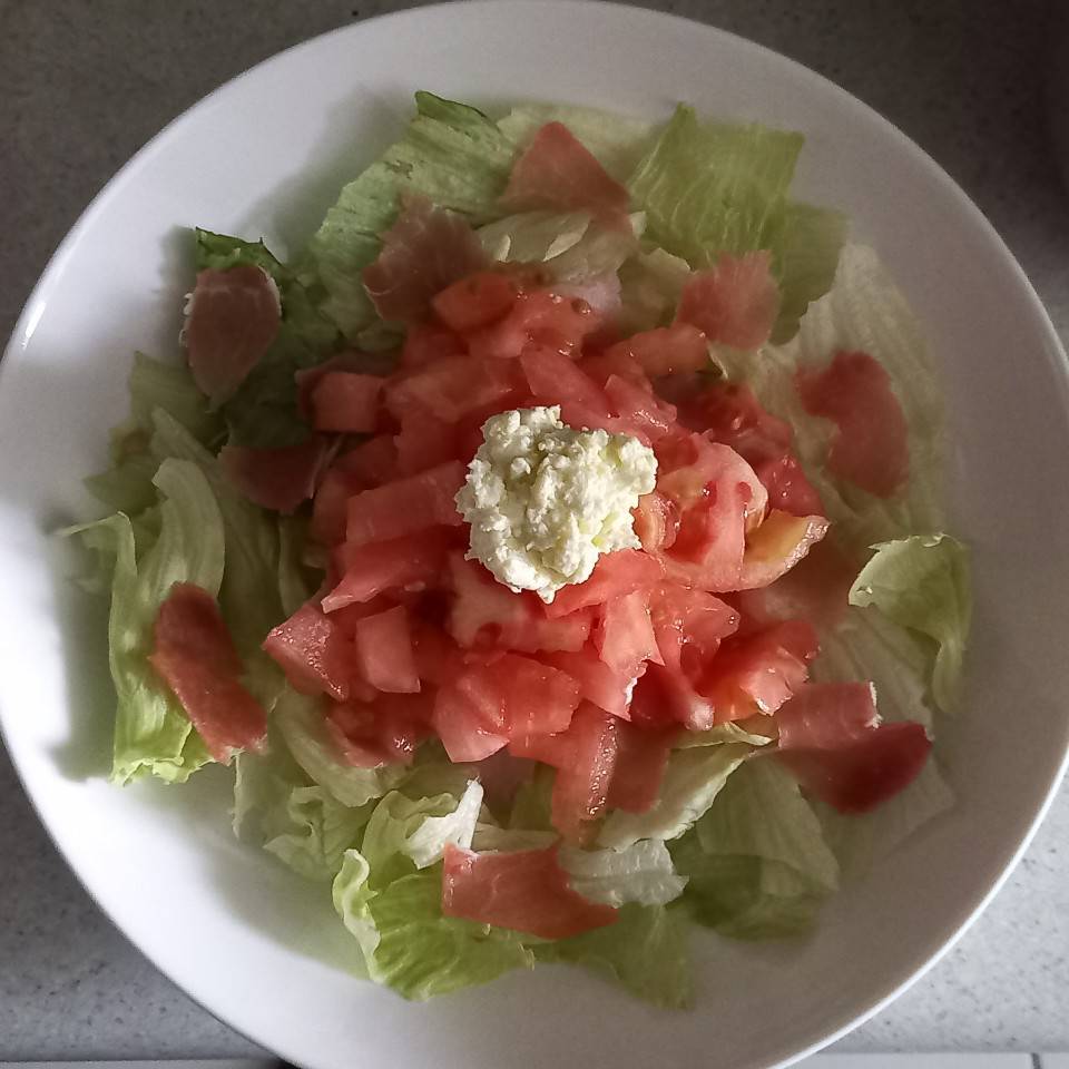 Ensalada con queso crema y jamones Ensalada con queso crema y jamones