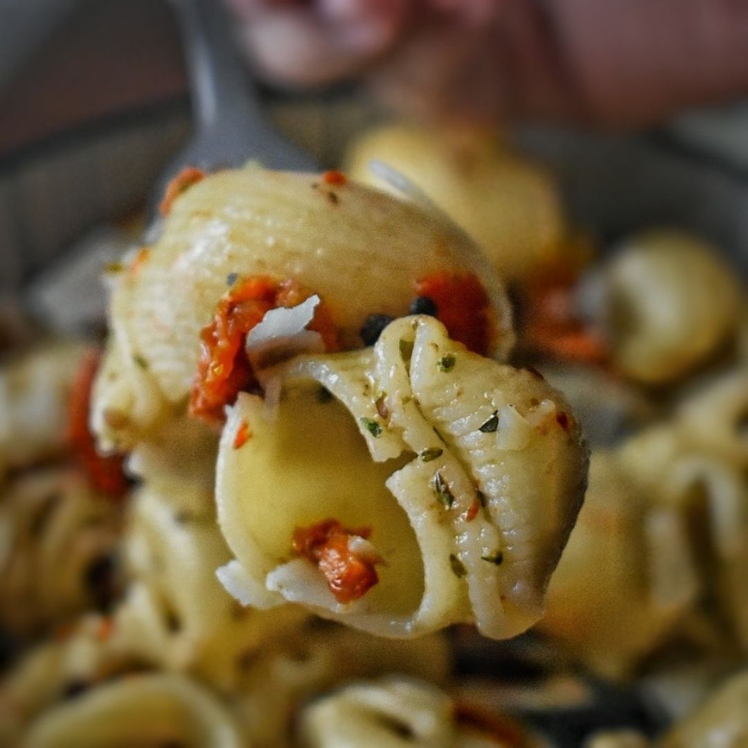 Pasta con tomates secos en AOVE, orégano y parmesano Pasta con tomates secos en AOVE, orégano y parmesano