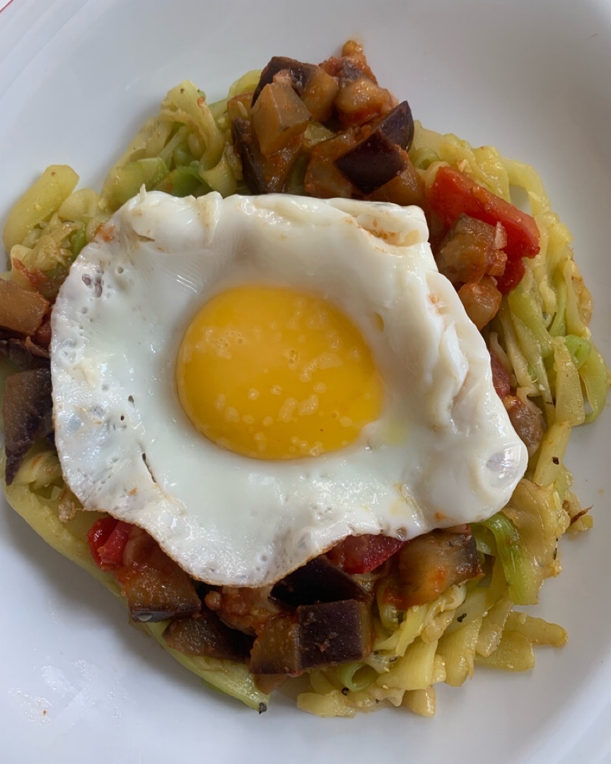 Falsos spaghetti de calabacín con verduritas y huevo. 