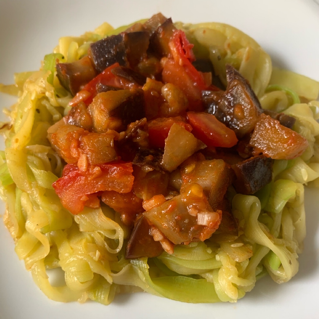 Falsos spaghetti de calabacín con verduritas y huevo. Paso 2 Falsos spaghetti de calabacín con verduritas y huevo. Paso 2