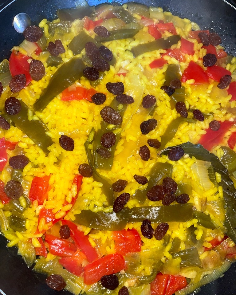 Paella con verduras, uvas pasas y dátiles Paella con verduras, uvas pasas y dátiles