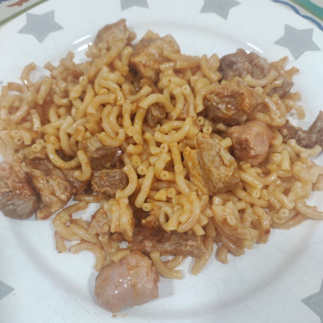 Fideos con costilla de cerdo y salchichas Fideos con costilla de cerdo y salchichas
