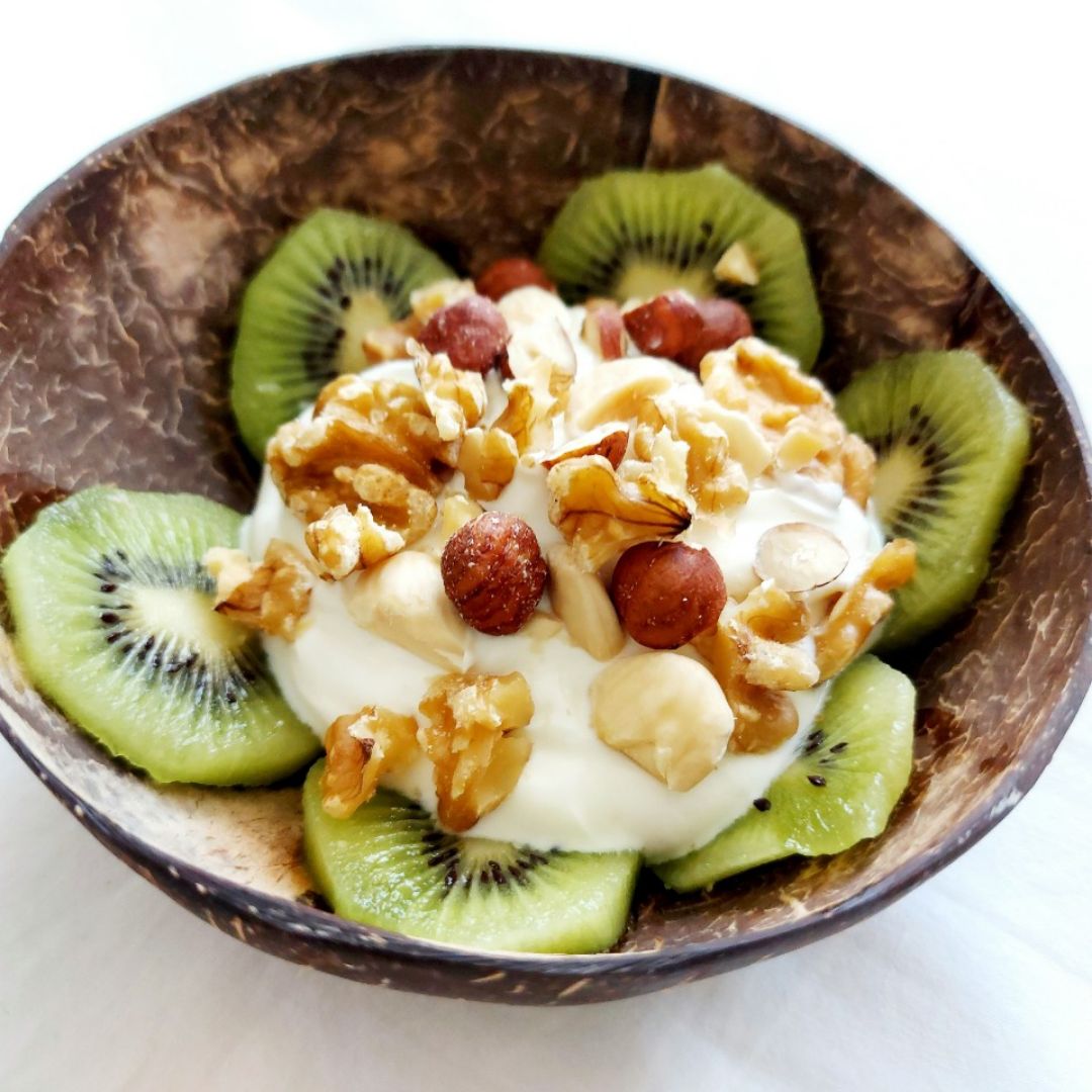 Yogur natural griego con kiwi y frutos secos Yogur natural griego con kiwi y frutos secos