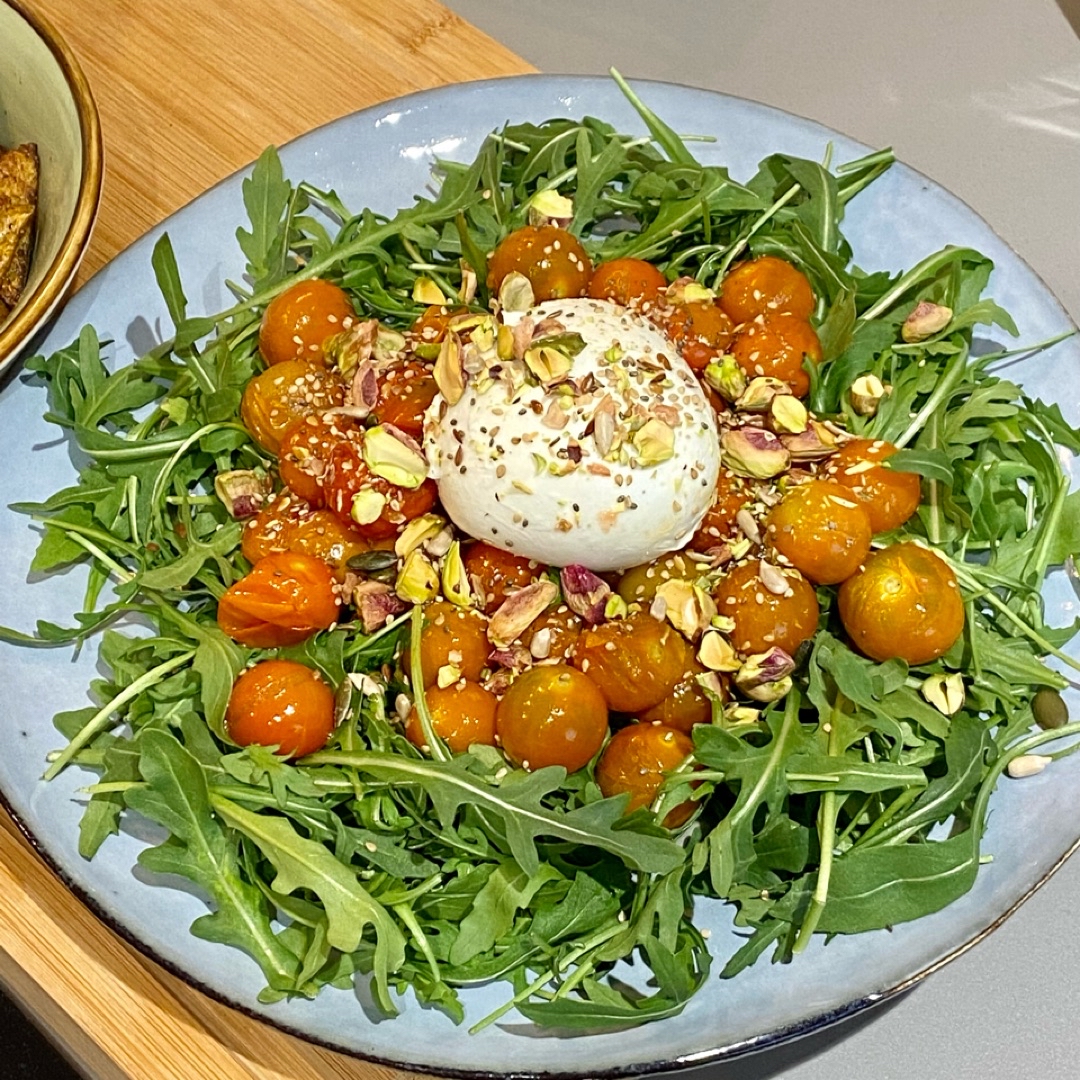 Ensalada de burrata con cherrys confitados Ensalada de burrata con cherrys confitados