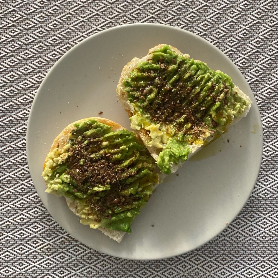 Tostadas con aguacate y semillas de lino