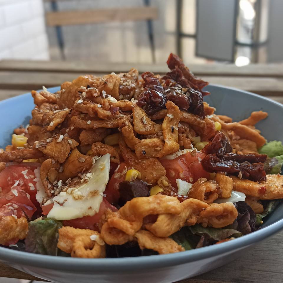Ensalada de tiras de pollo marinado. Ensalada de tiras de pollo marinado.