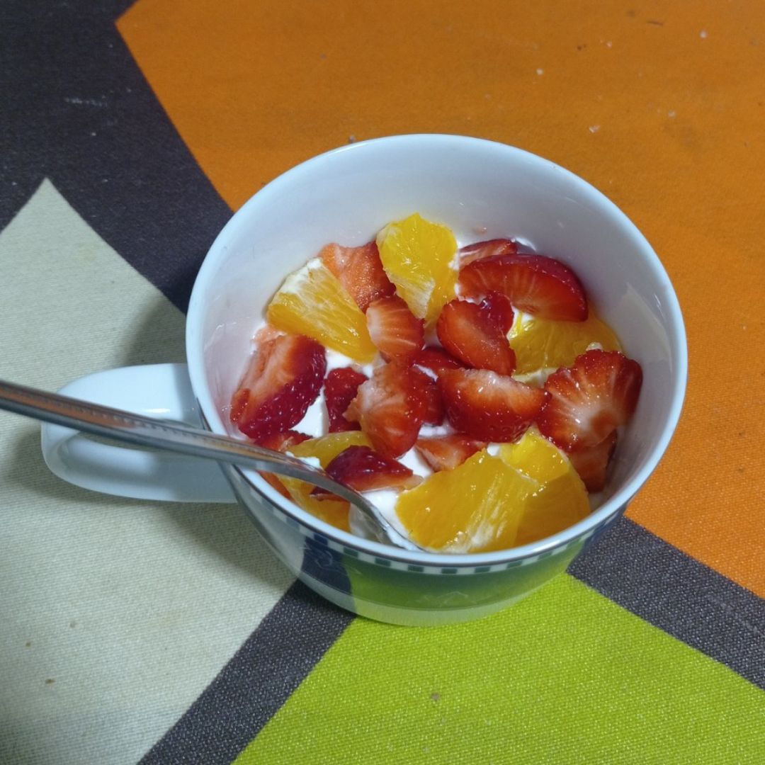 Yogur con naranja y fresas Yogur con naranja y fresas