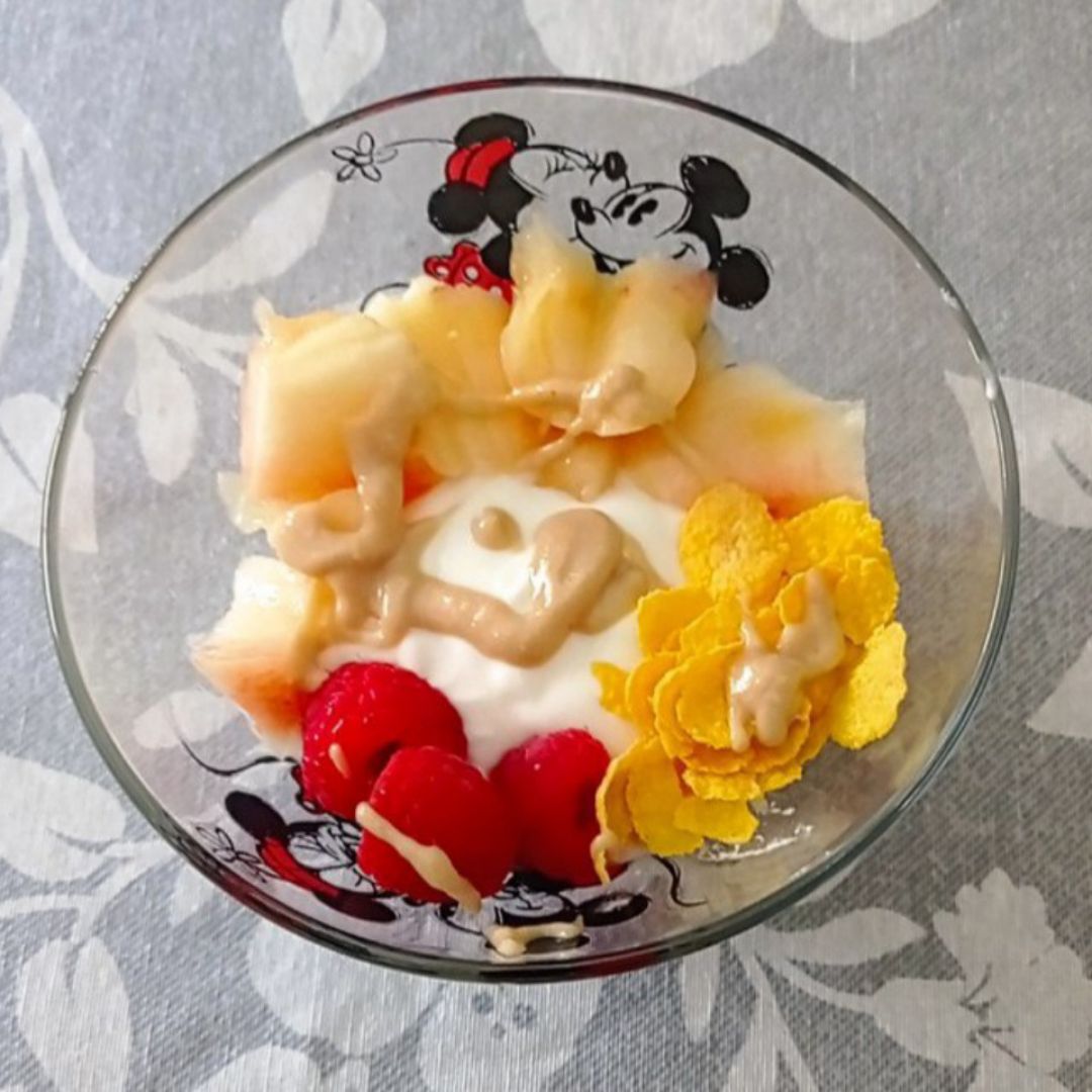 Yogur con paraguayo y frambuesas 