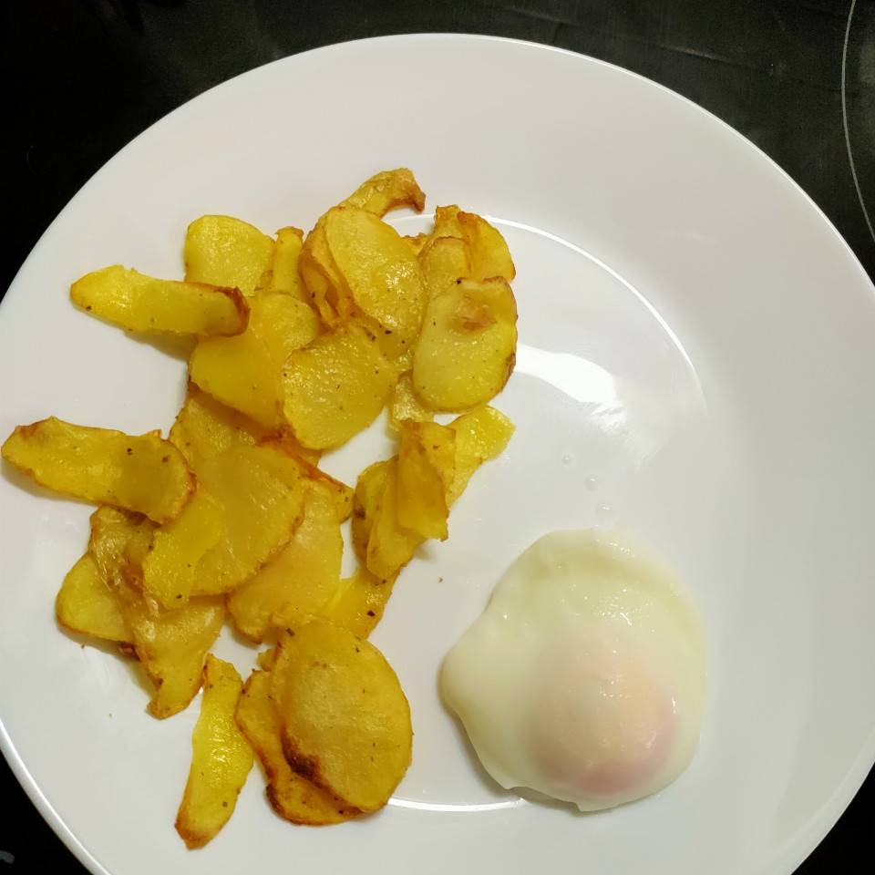 Patatas airfryer y huevo poché Patatas airfryer y huevo poché