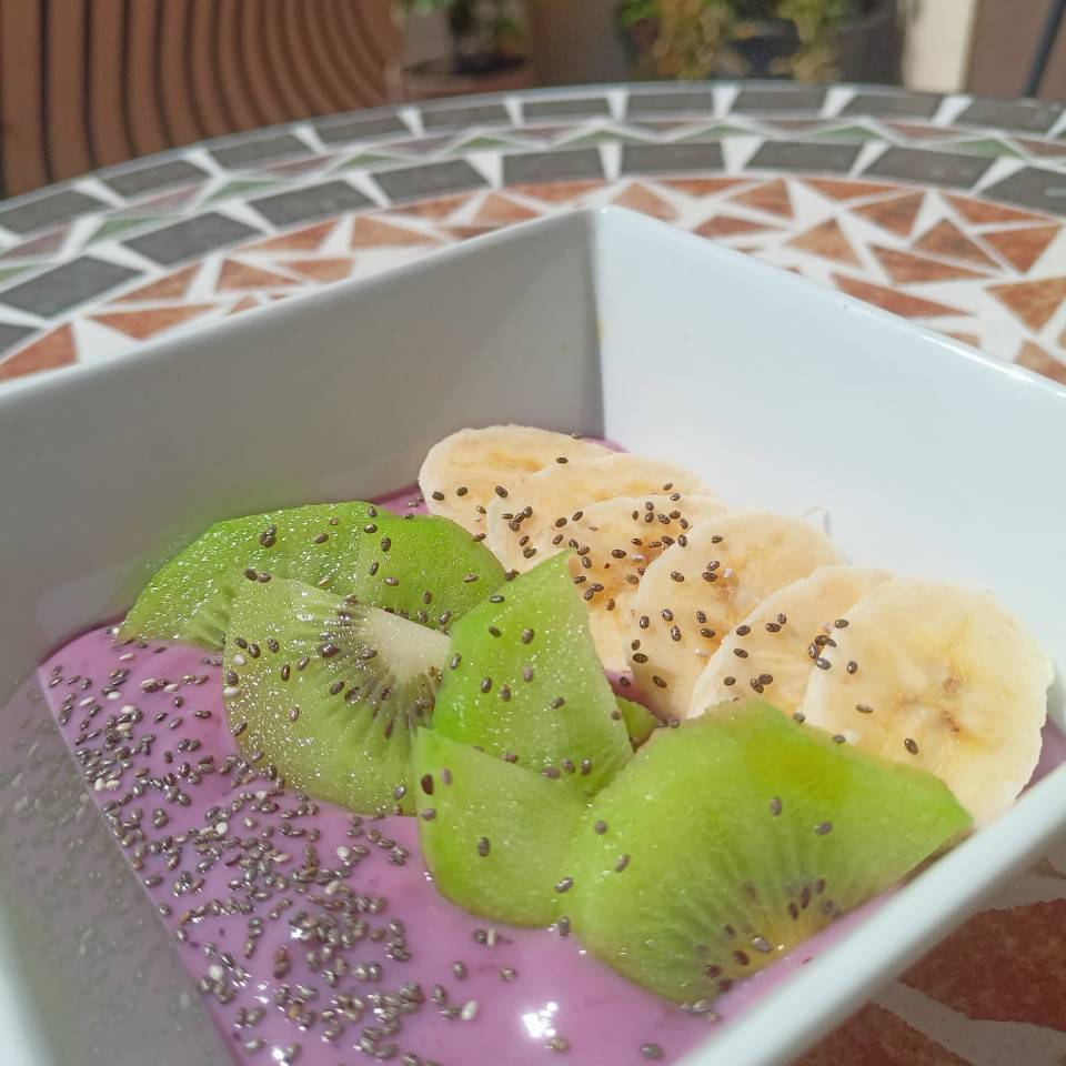Yogur de arándanos + fruta 