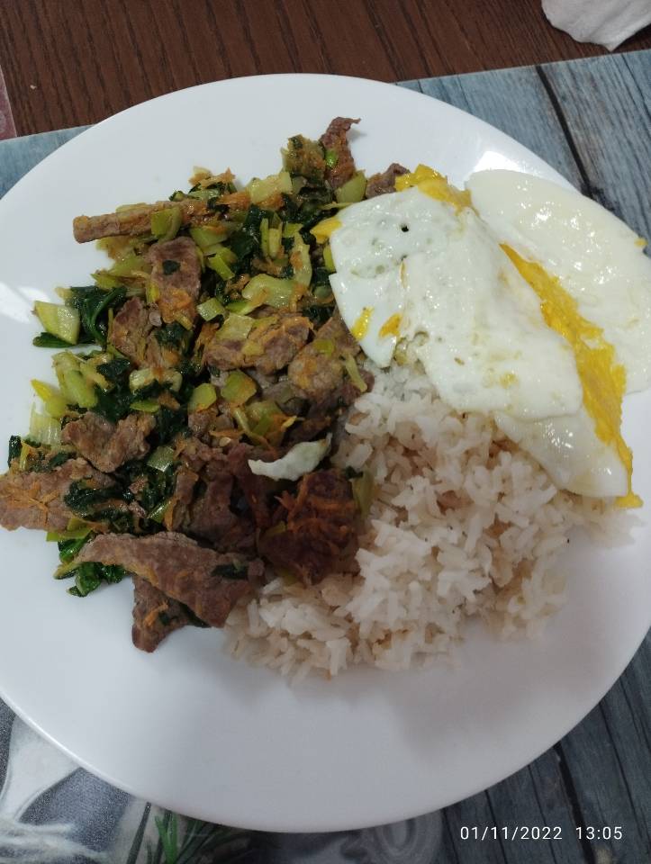 Carne con verduras arroz y huevo Carne con verduras arroz y huevo