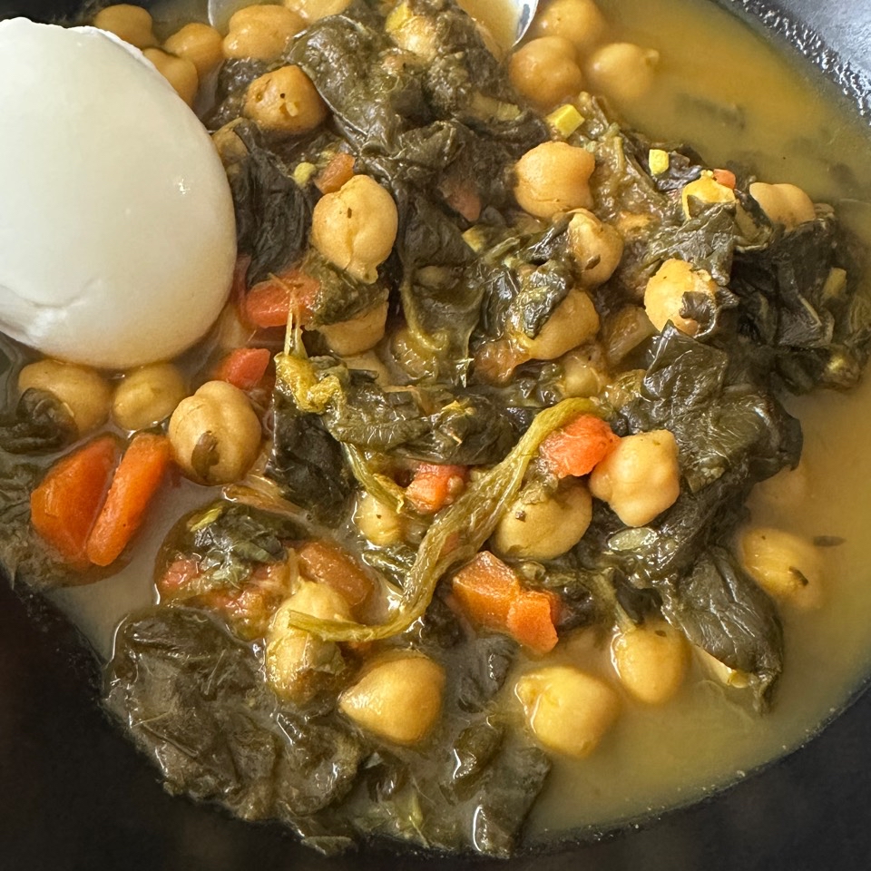 Guiso de garbanzos con espinacas y zanahoria