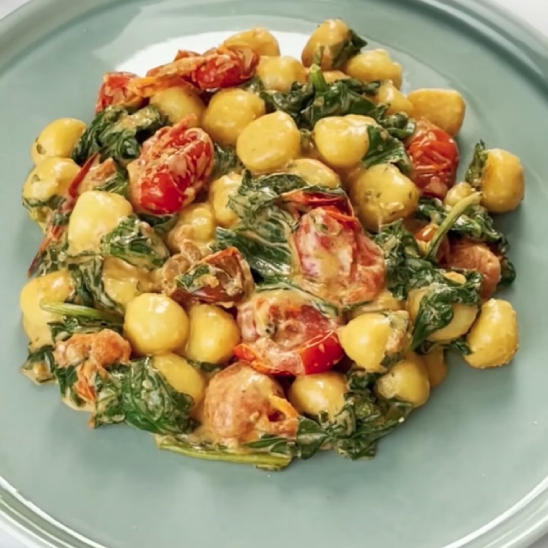 Gnocchi cremosos al limón con cherrys y espinacas Gnocchi cremosos al limón con cherrys y espinacas