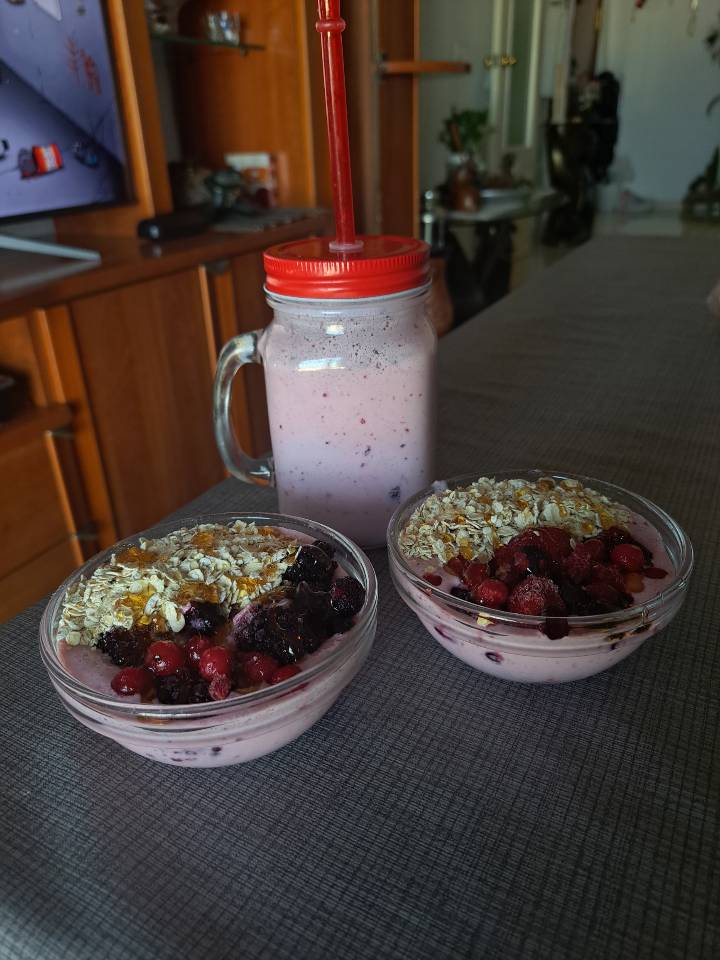 Batido de frutos rojos y bowl de avena, con yogur de frutos rojos y miel