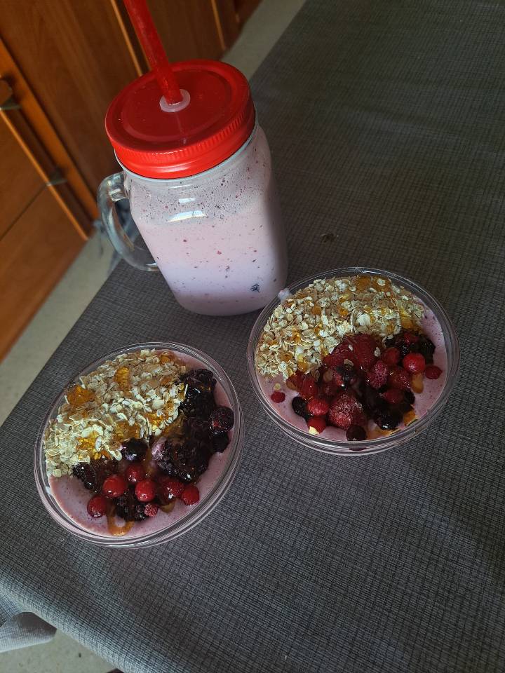 Batido de frutos rojos y bowl de avena, con yogur de frutos rojos y miel