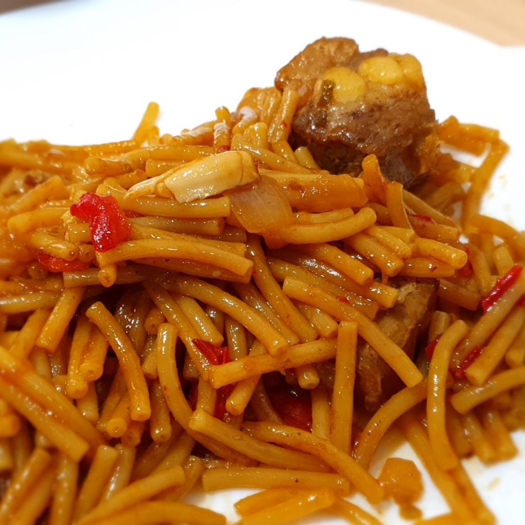 Fideos con verduras y costillas