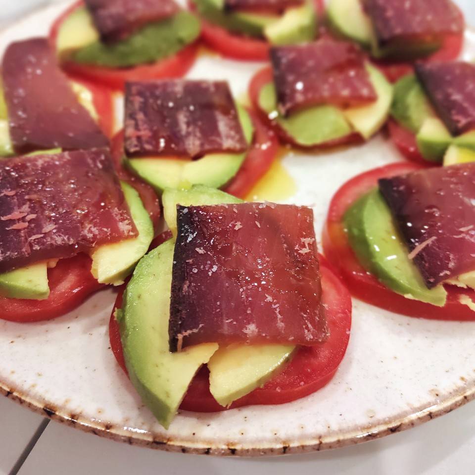 Tomate, aguacate y mojama de atún Tomate, aguacate y mojama de atún
