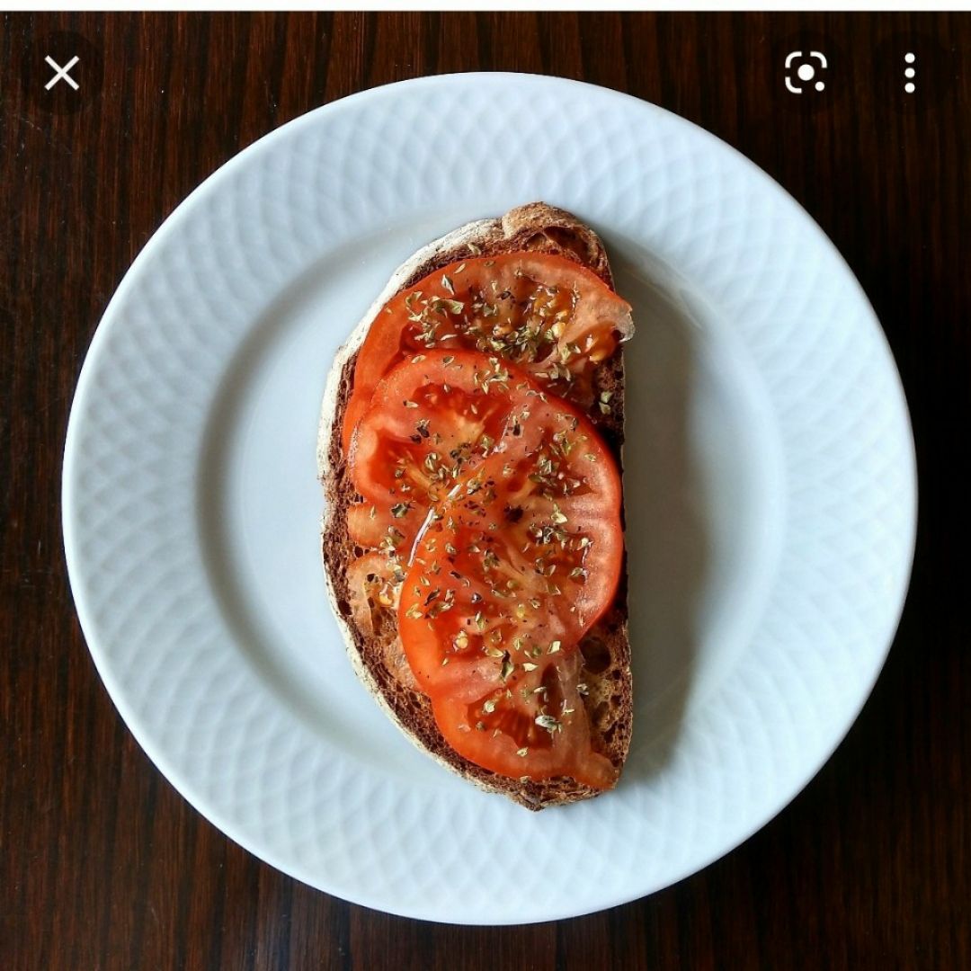Tostadas con tomate y orégano Tostadas con tomate y orégano