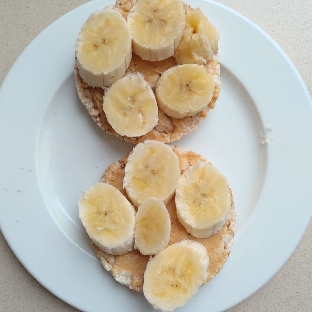Tortitas de arroz con crema de almendras y plátano 