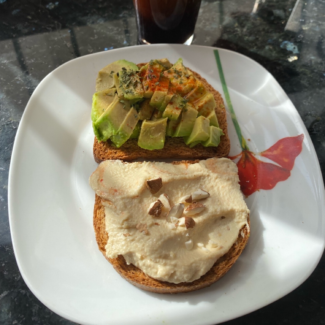 Tostada de hummus con almendra y tostada de aguacate Tostada de hummus con almendra y tostada de aguacate