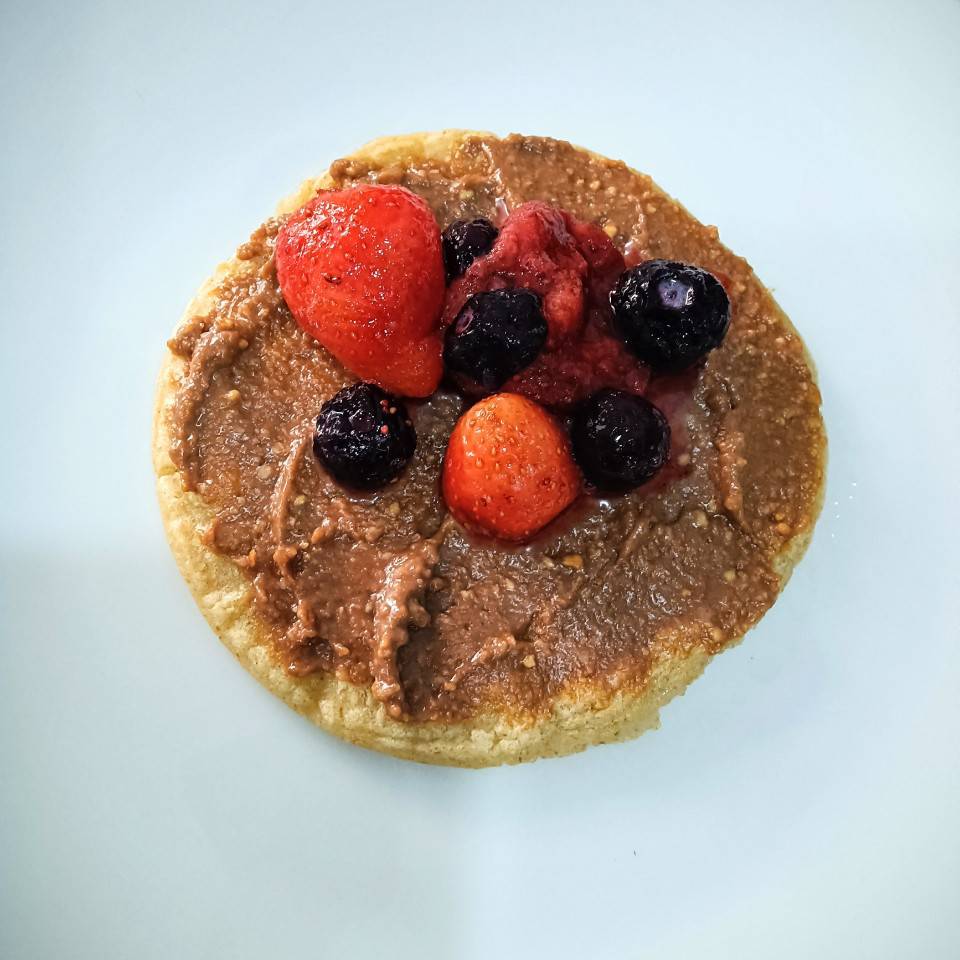 Tortitas con crema de avellana y fresas Tortitas con crema de avellana y fresas