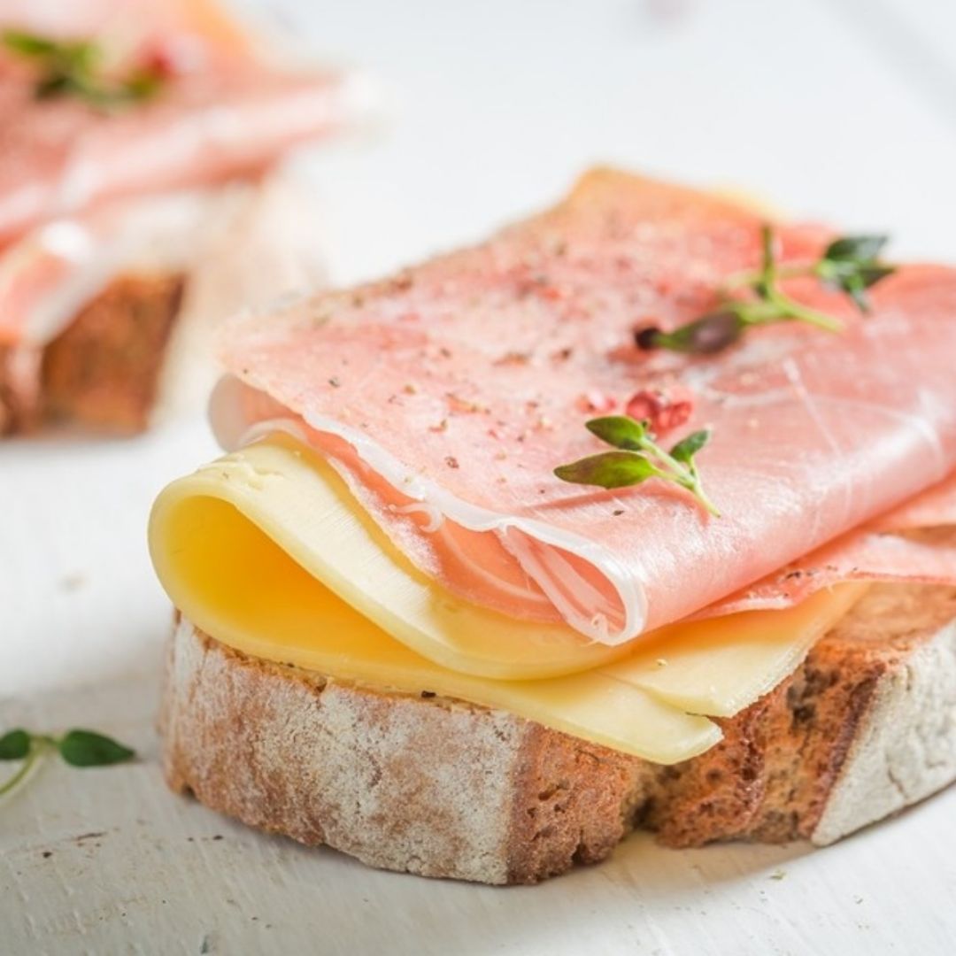 Tostada de jamon, queso y tomate con oregano
