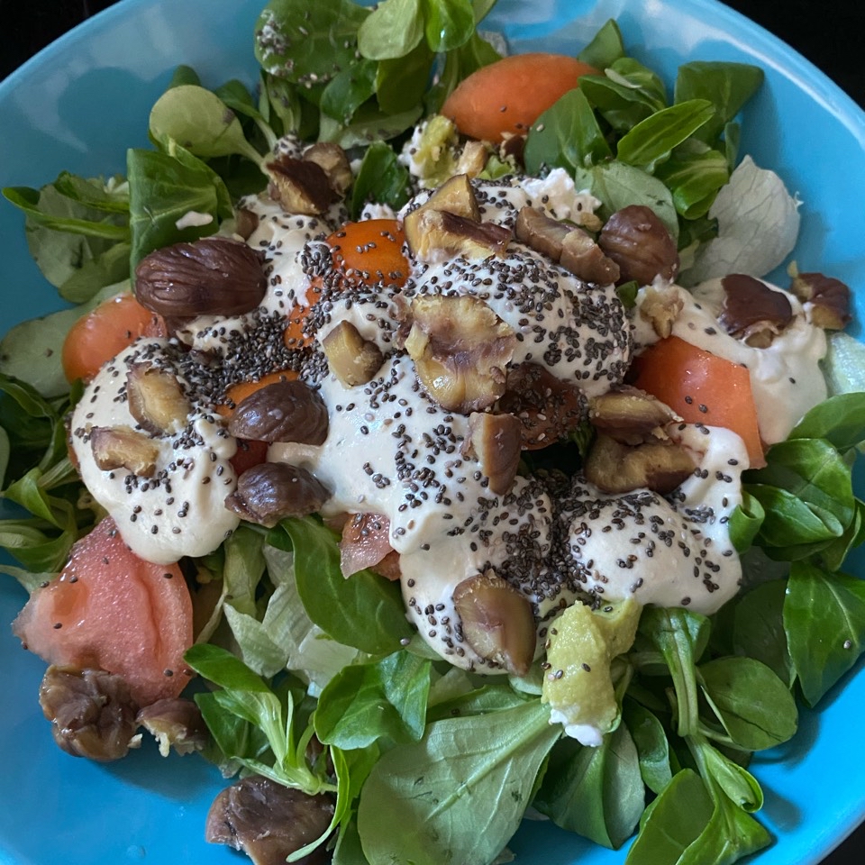 Ensalada con salsa de yogur y castañas Ensalada con salsa de yogur y castañas