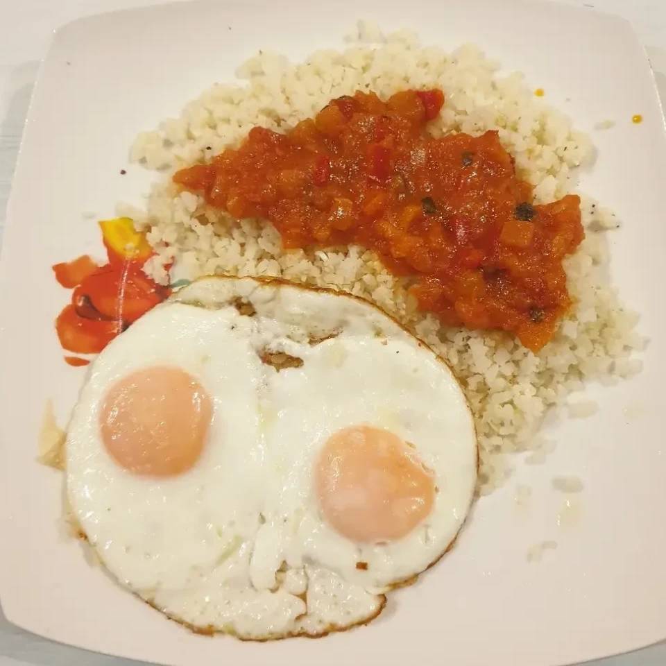 Migas coliflor con salchichas a la cubana