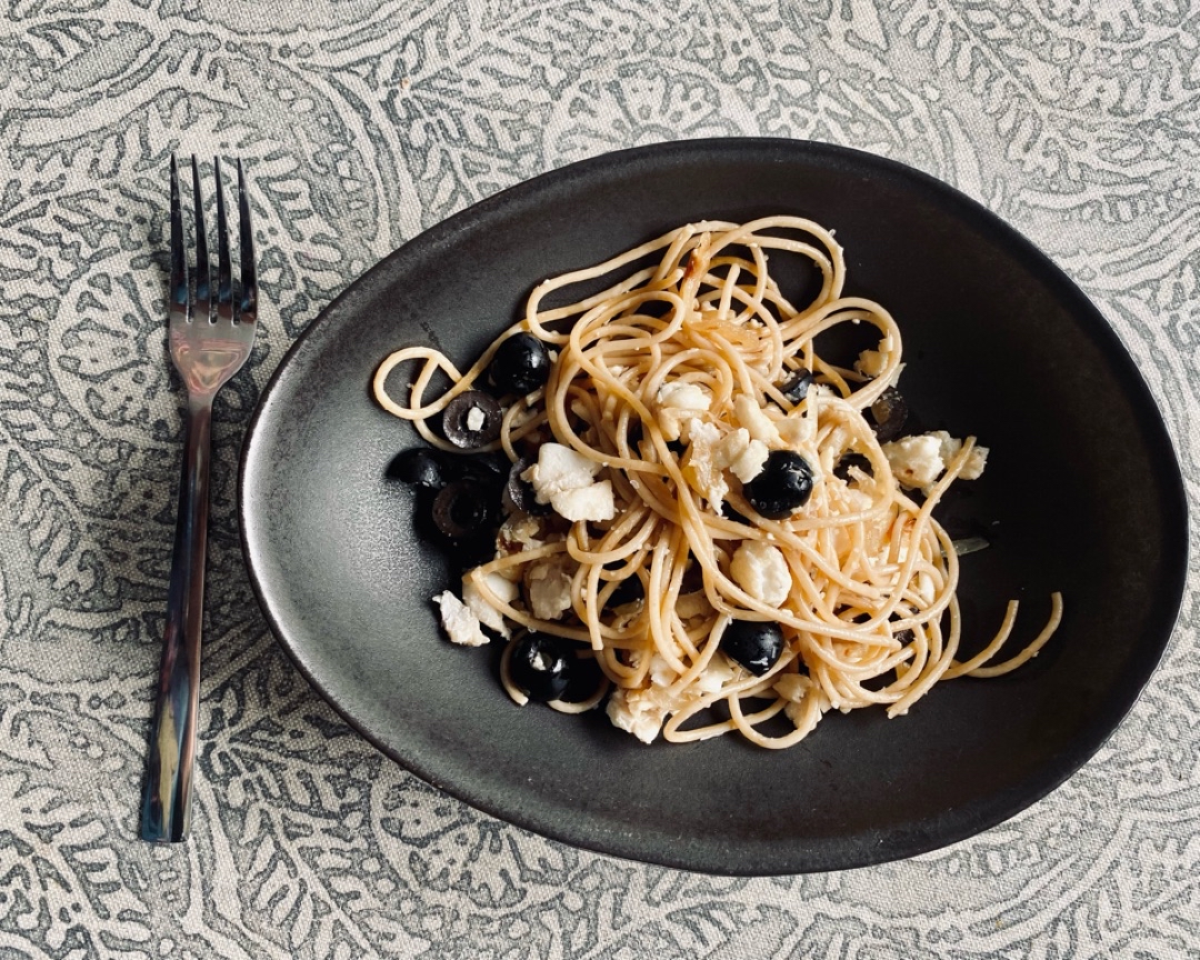 Pasta integral con bacalao y aceitunas negras Pasta integral con bacalao y aceitunas negras
