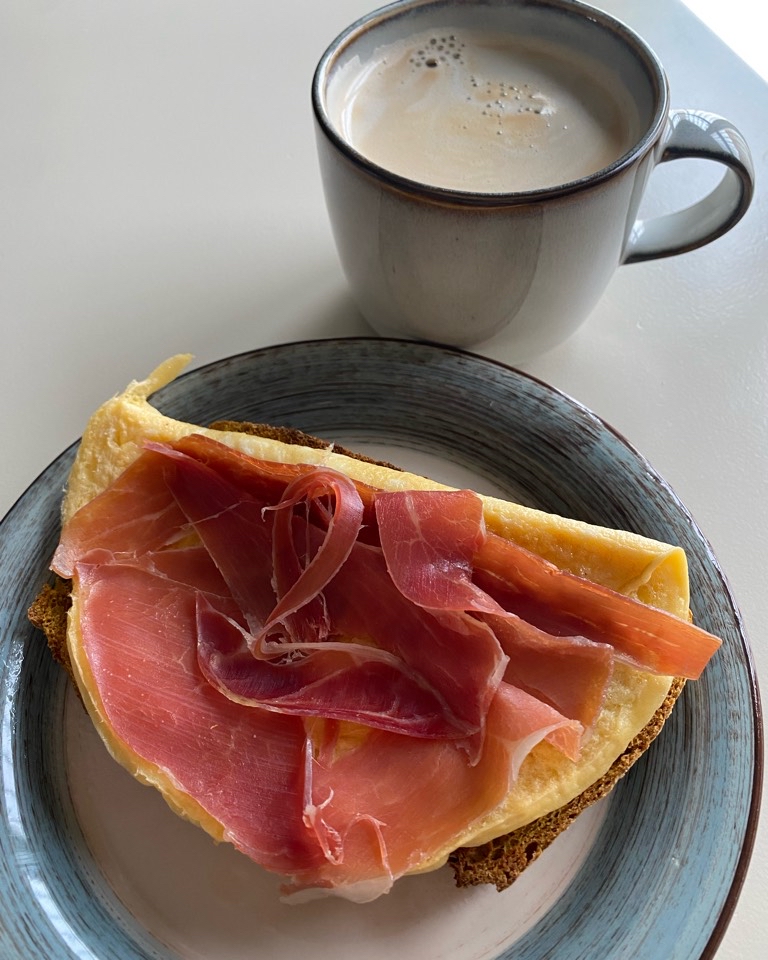 Desayuno con jamón 